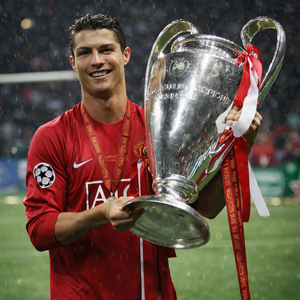 Cristiano Ronaldo con el jersey manga larga del Manchester United 2008 cargando la Champions League.